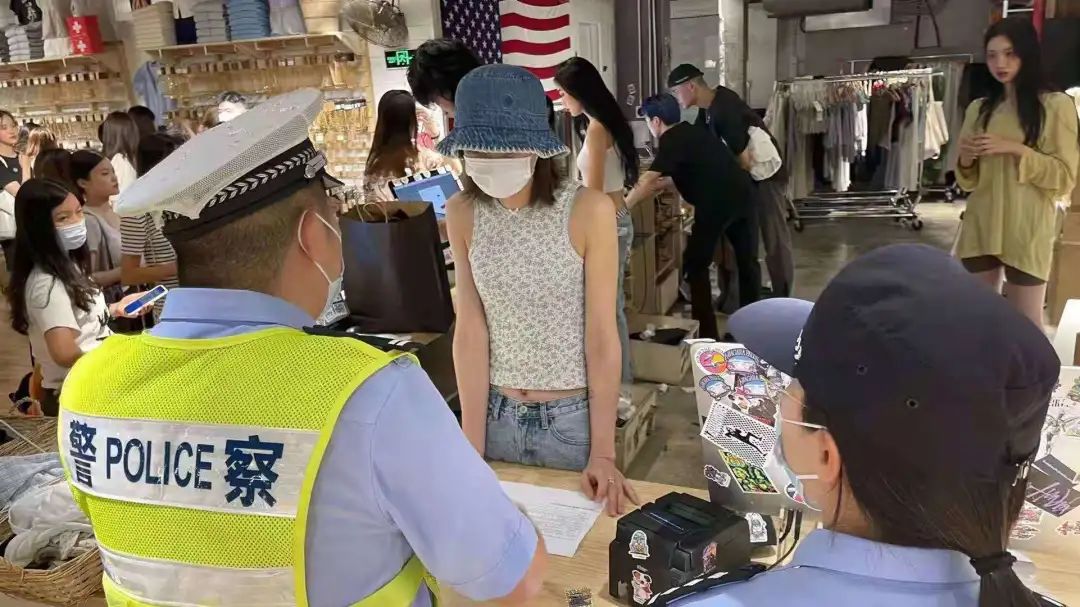 DƬ